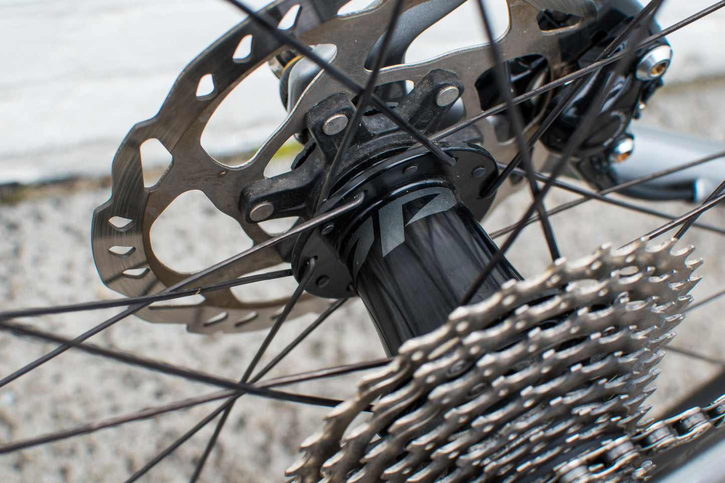 Focus Izalco Max 8.7 56 carbon racefiets ZIPP 303s 105 11sp