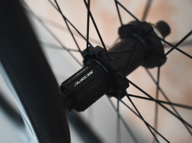 Scope R4 NIEUW Incl Pirelli Banden Carbon Wielset