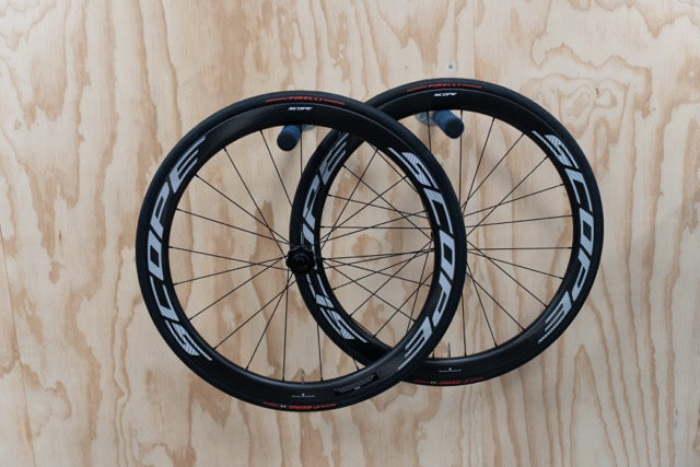 Scope R4 NIEUW Incl Pirelli Banden Carbon Wielset