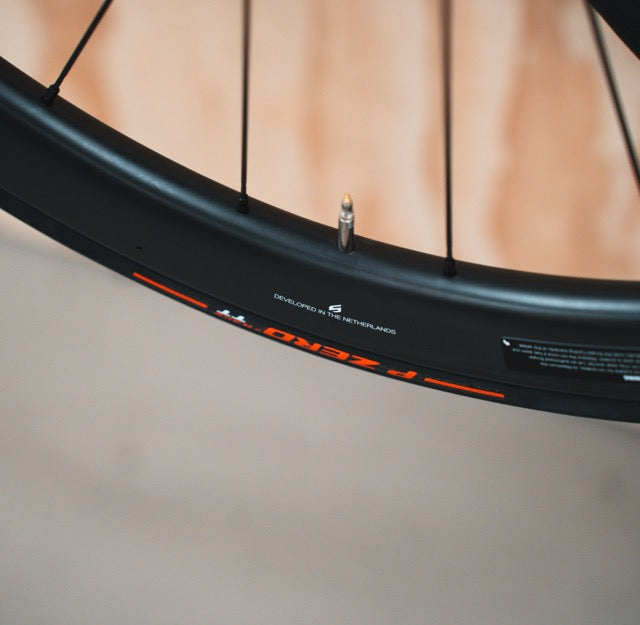 Scope R4 NIEUW Incl Pirelli Banden Carbon Wielset