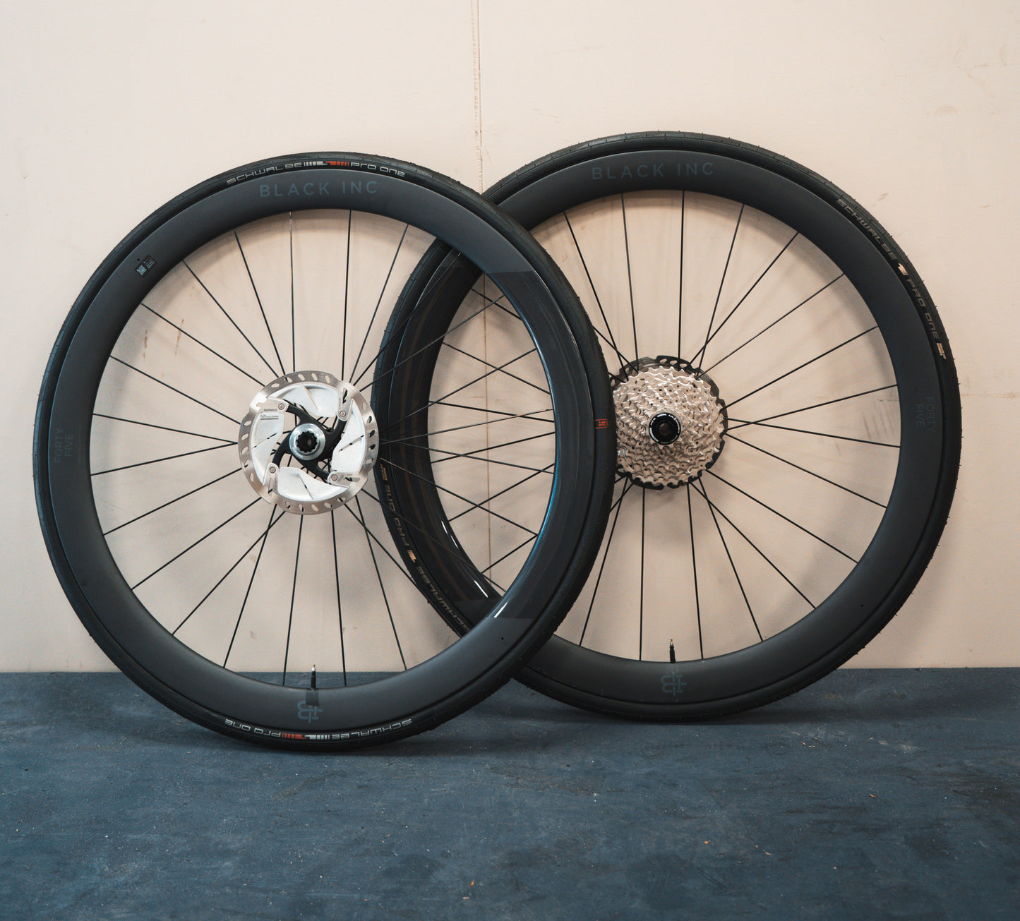 Black Inc Forty Five Incl banden, schijven en cassette Carbon Wielset
